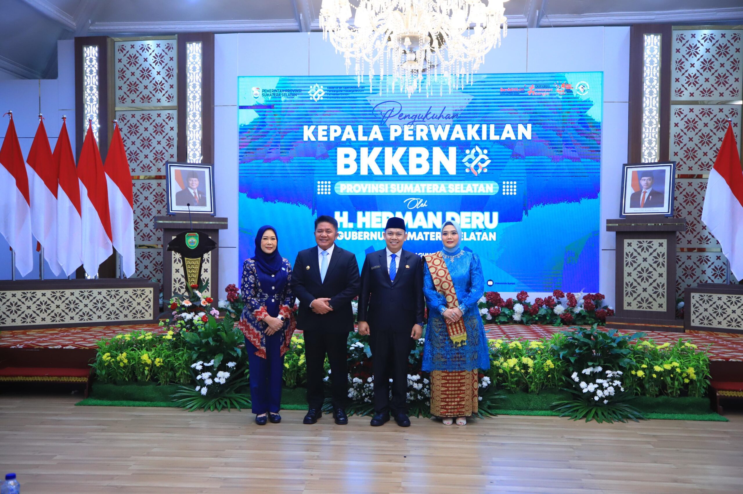 Gubernur Sumsel, Herman Deru tengah foto bersama usai melakukan pengukuhan Kepala BKKBN Provinsi Sumsel. (Foto:J).