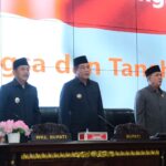 Bupati, H.M Toha didampingi Wabup Muba, Kyai Rohman, saat menghadiri Rapat Paripurna Masa Persidangan III Rapat ke 13 yang dipimpin Ketua DPRD Muba, Afitri Junaidi Gumai.(Foto:J)
