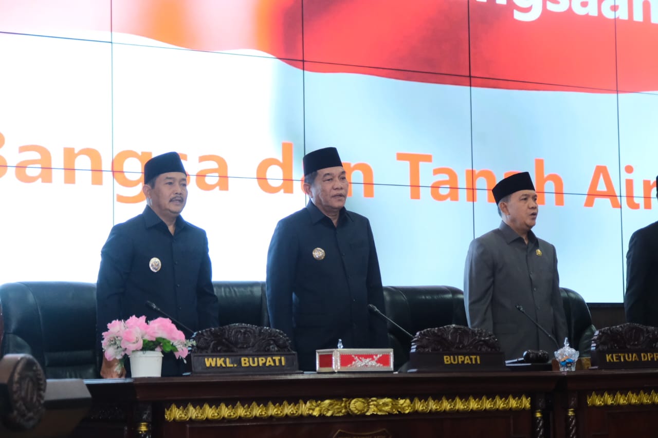 Bupati, H.M Toha didampingi Wabup Muba, Kyai Rohman, saat menghadiri Rapat Paripurna Masa Persidangan III Rapat ke 13 yang dipimpin Ketua DPRD Muba, Afitri Junaidi Gumai.(Foto:J)