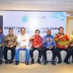 Bupati Muba,H.M Toha mendampingi  Gubernur Jambi, Al Haris dan Sekjend ADPMET, Andana Bachtiar bersama pengurus ADPMET Periode 2025-2030, tengah foto  bersama usai menghadiri Rakor dan Penyusunan Formasi Dewan Pengurus ADPMET.(Foto:J)