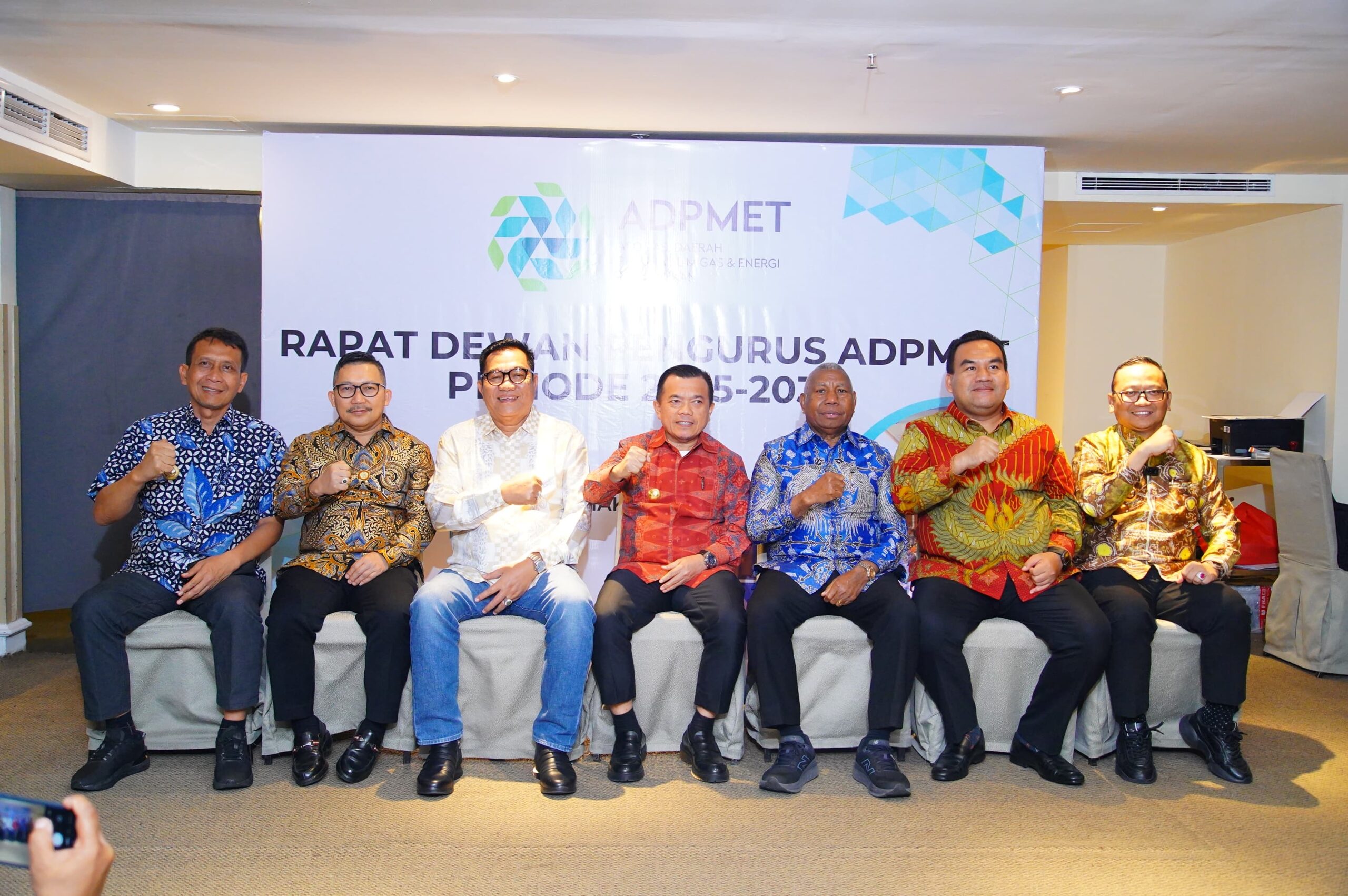 Bupati Muba,H.M Toha mendampingi  Gubernur Jambi, Al Haris dan Sekjend ADPMET, Andana Bachtiar bersama pengurus ADPMET Periode 2025-2030, tengah foto  bersama usai menghadiri Rakor dan Penyusunan Formasi Dewan Pengurus ADPMET.(Foto:J)