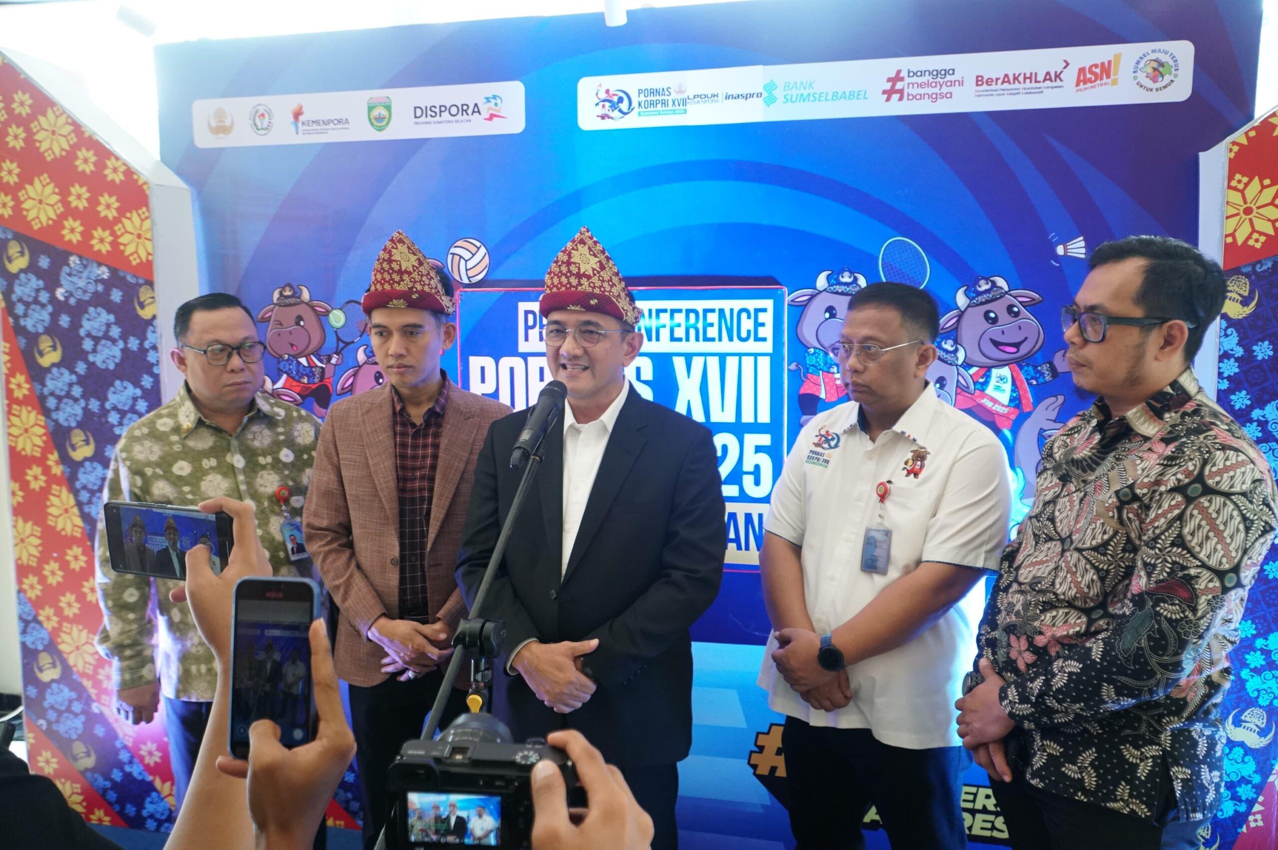 Sekda Sumsel, Edward Candra didampingi Ketum Badan Pembina Olahraga KORPRI (BAPOR KORPRI), M Asrorun Ni'am Sholeh. Saat memberikan sambutan usai pembukaan Chef De Mission (CDM) Meeting I Pornas XVII KORPRI Tahun 2025.(Foto:)