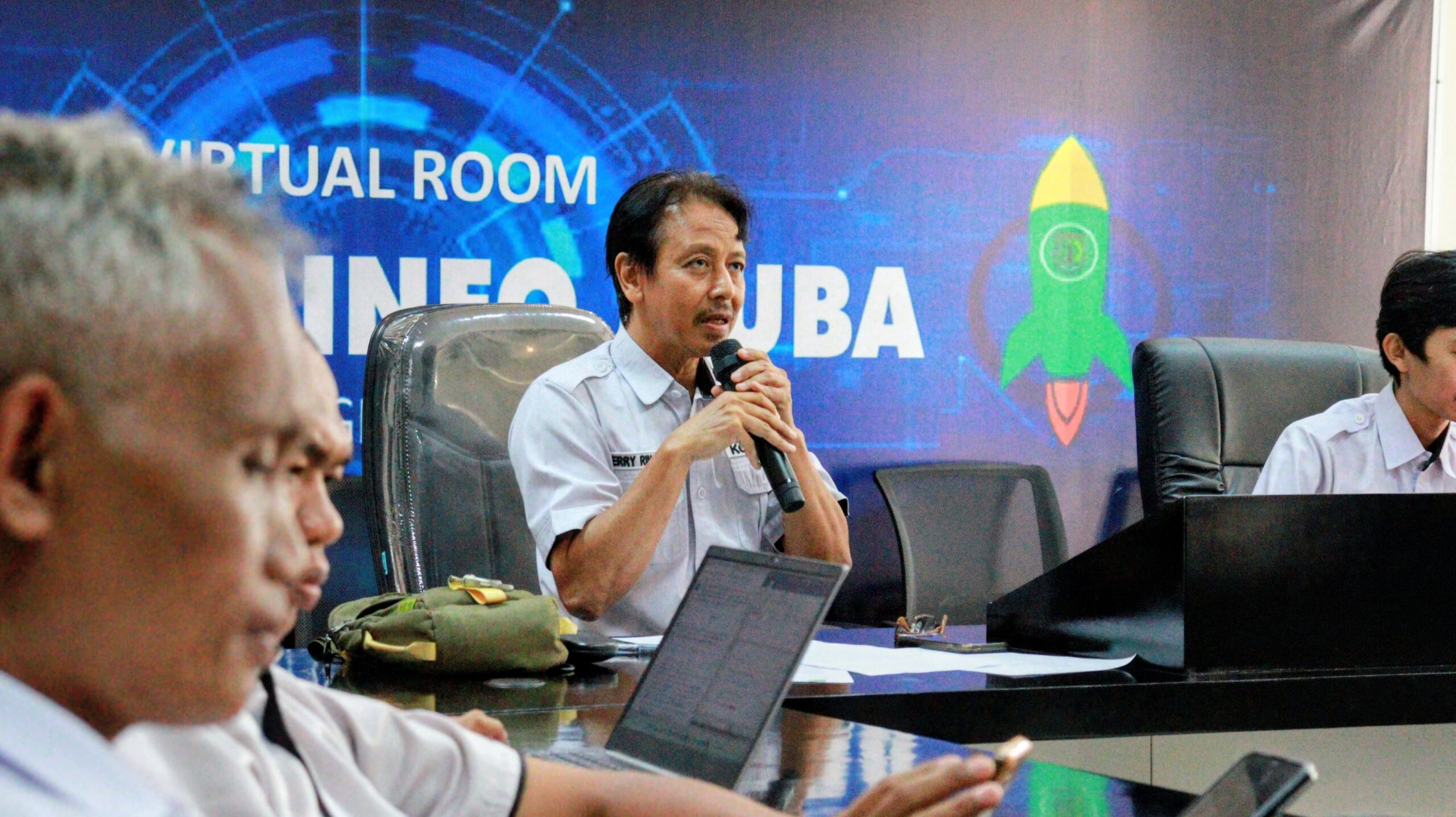 Kadis Kominfo, Herryandi Sinulingga melalui Kabid Persandian Dinkominfo Muba bersama jajaran RSUD Muba terkait, tengah melakukan rapat terkait Pelayanan Kesehatan Terintegrasi SIMRS dan Sistem Elektronik.(Foto:J)