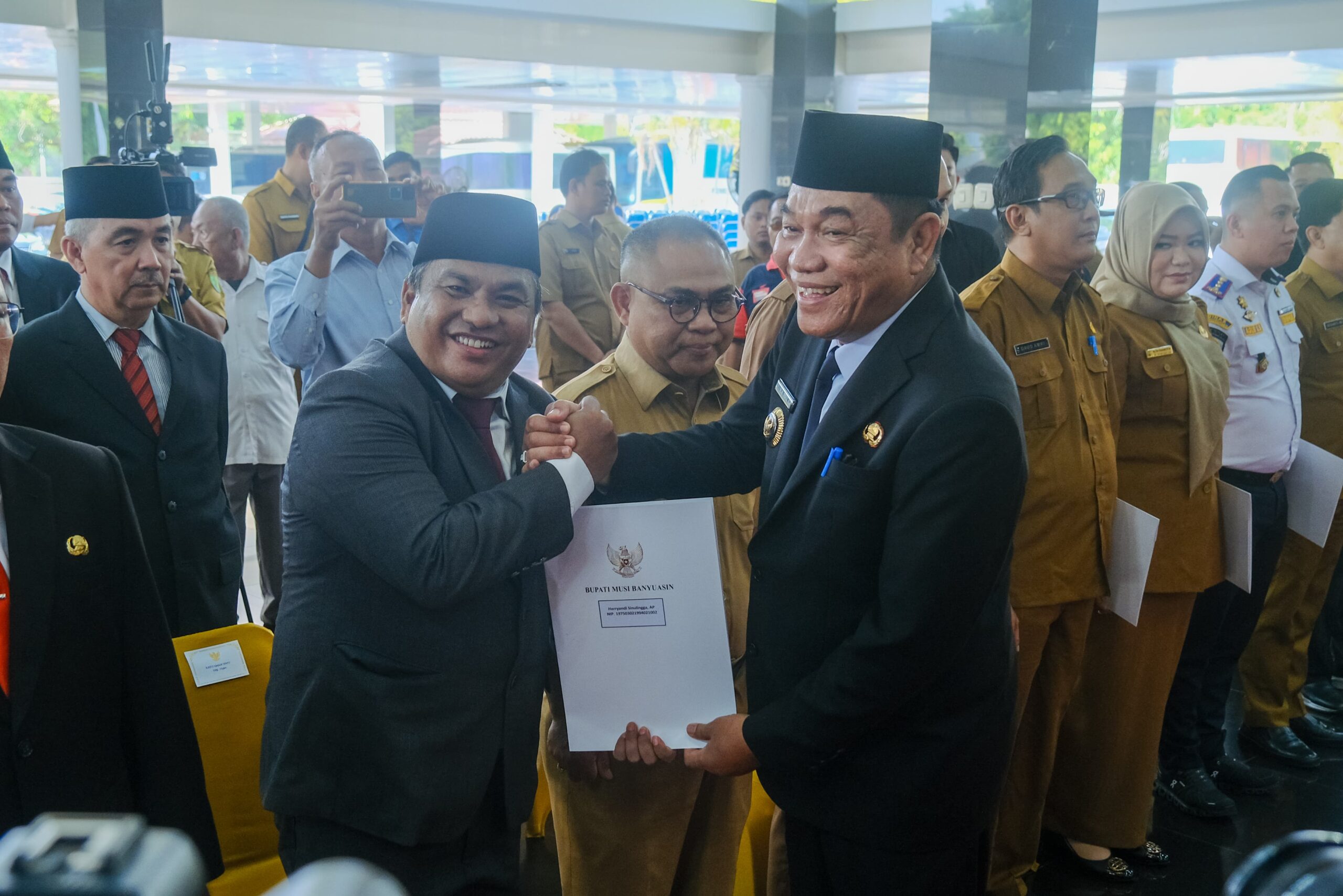 Bupati Muba, H. M Toha saat melakukan pelakukan pelantikan pejabat fungsional dilingkungan Pemkab Muba.(Foto:J)