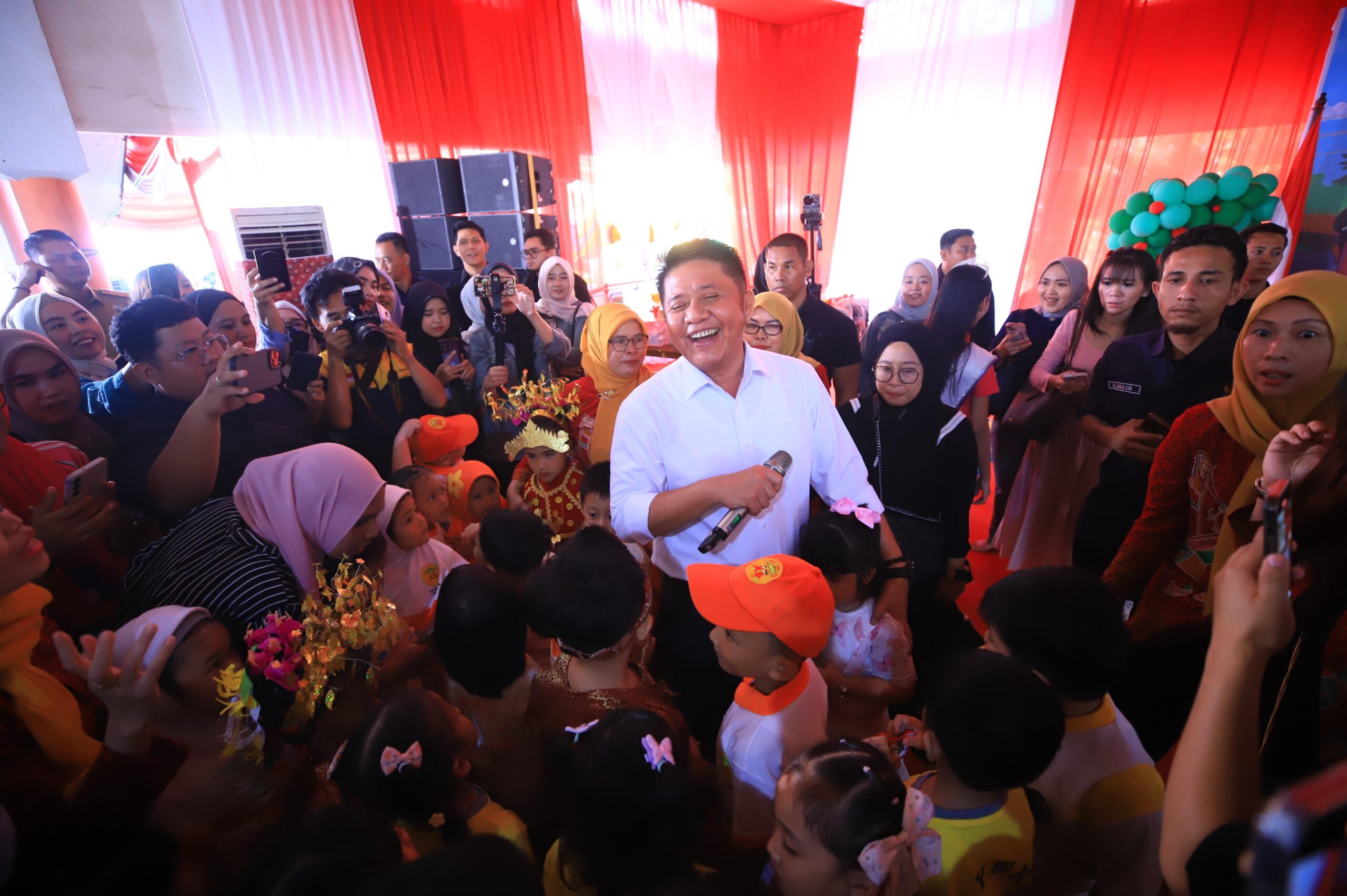 Gubernur Sumsel, Herman Deru  bersama ratusan anak terlihat tengah merayakan puncak peringatan HAN. (Foto:J)