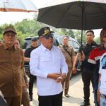 Wagub Sumsel, Cik Ujang saat meninjau lokasi Jalan Khusus pertambangan baru bara. (Foto:J)