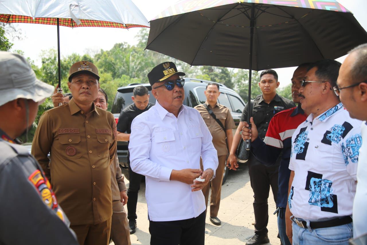 Wagub Sumsel, Cik Ujang saat meninjau lokasi Jalan Khusus pertambangan baru bara. (Foto:J)