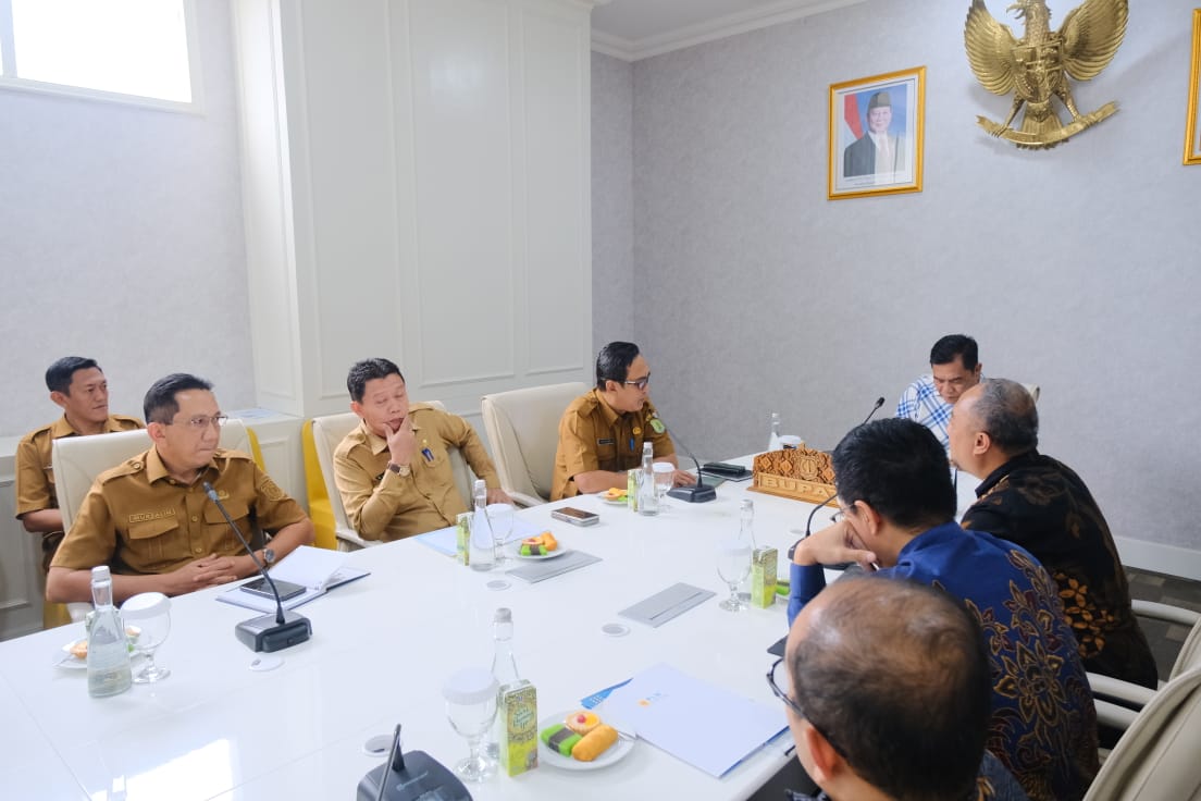 Bupati Muba, H.M Toha saat melakukan rapat audensi dengan jajaran Icon Plus Subholding PLN.(Foto:J)