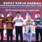 Gubernur Sumsel, Herman Deru dan jajaran pengurus HIPMI Sumsel, tengah foto bersama usai pembukaan Rakerda HIPMI Sumsel Tahun 2025.(Foto:J)