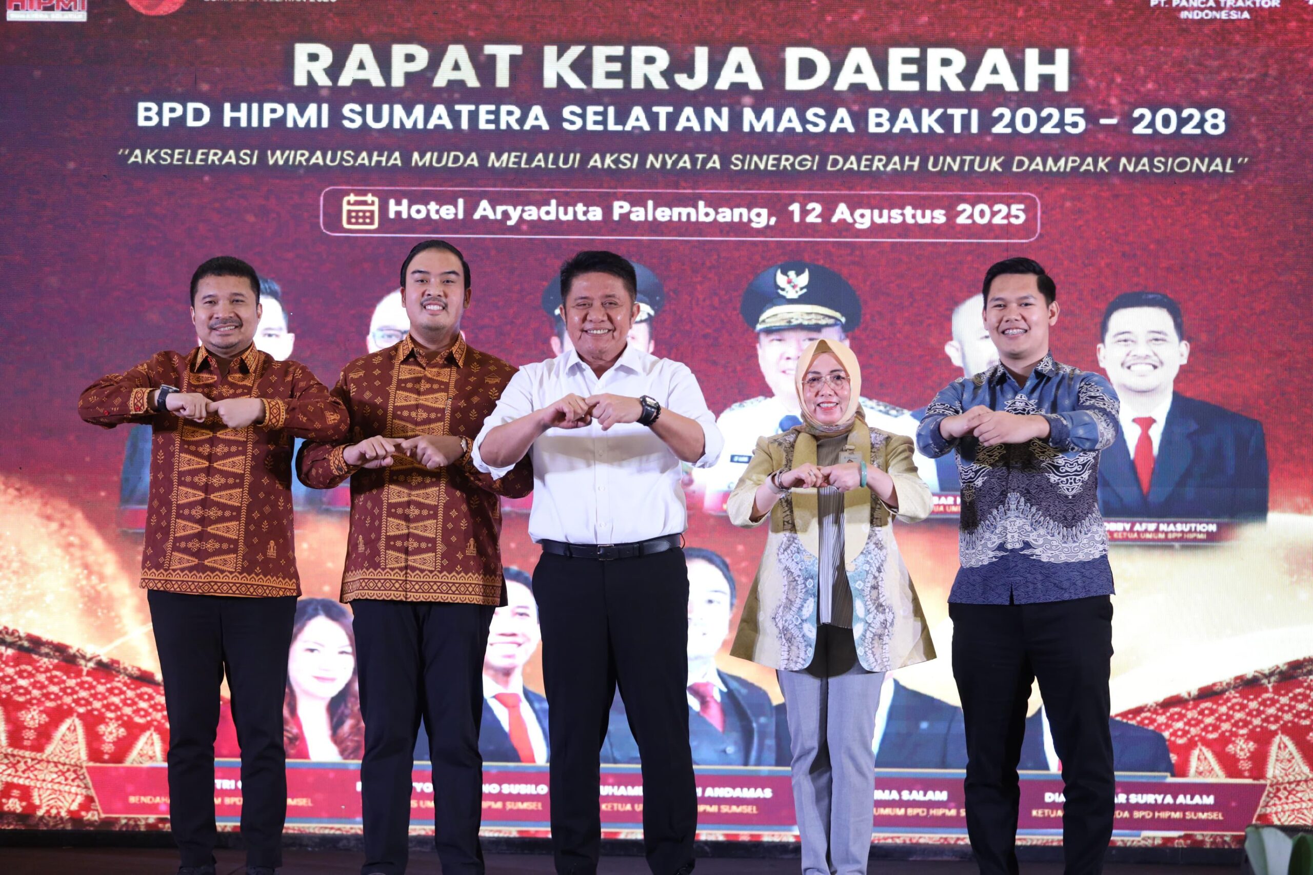 Gubernur Sumsel, Herman Deru dan jajaran pengurus HIPMI Sumsel, tengah foto bersama usai pembukaan Rakerda HIPMI Sumsel Tahun 2025.(Foto:J)
