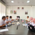 Kadisnakertrans Muba, Herryandi Sinulingga saat memimpin rapat pertama  kerjanya bersama tim Disnakertrans Muba.(Foto:J)