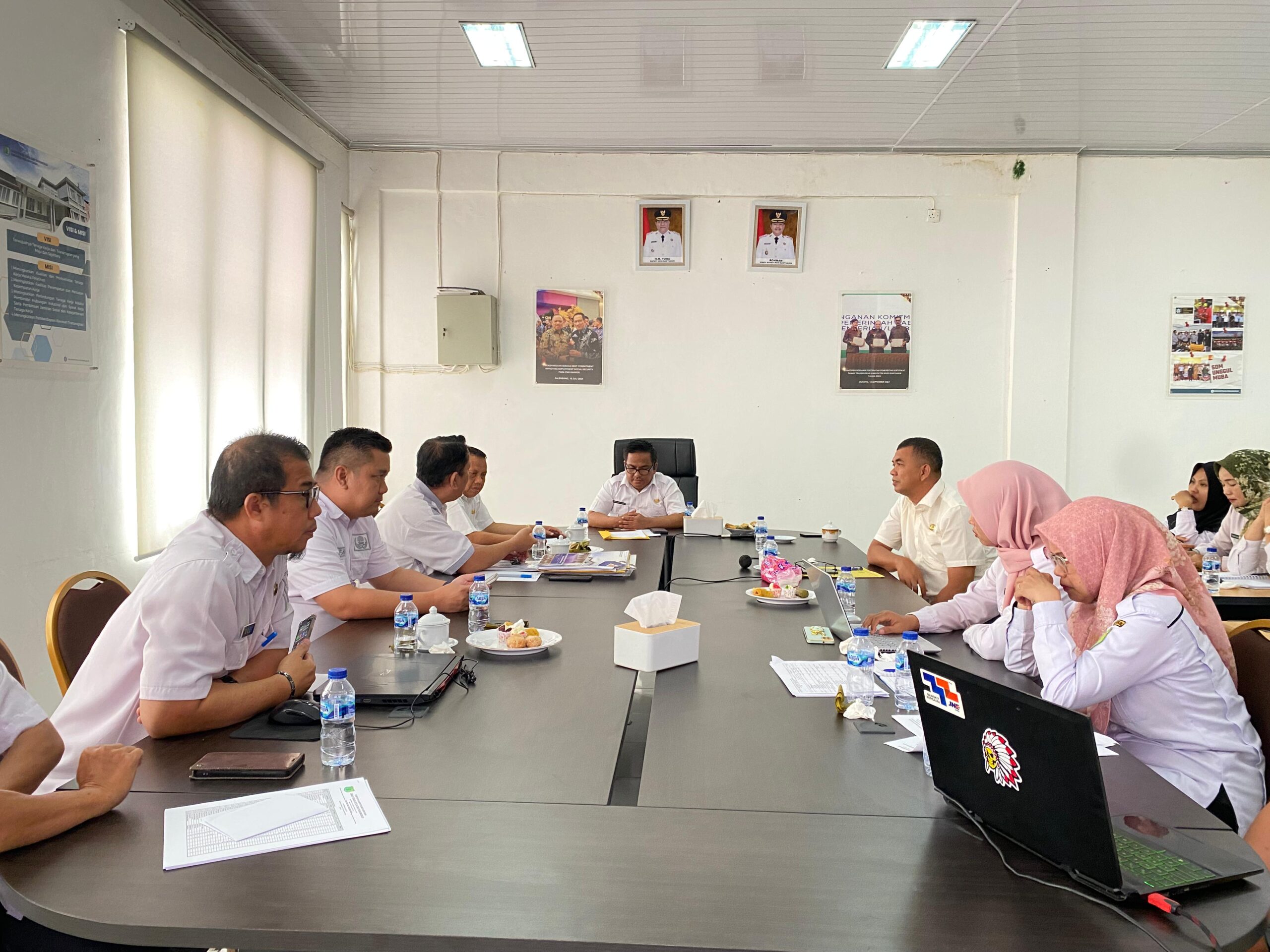 Kadisnakertrans Muba, Herryandi Sinulingga saat memimpin rapat pertama  kerjanya bersama tim Disnakertrans Muba.(Foto:J)
