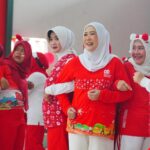 Ketua Tim Penggerak PKK Provinsi Sumsel,Febrita Lustia Herman Deru dan Ketua Persit Kartika Chandra Kirana (KCK) Daerah II/ Sriwijaya, Desi Ujang Darwis, tampak kompak memeriahkan lomba HUT RI ke 80 Tahun 2025.(Foto:J)