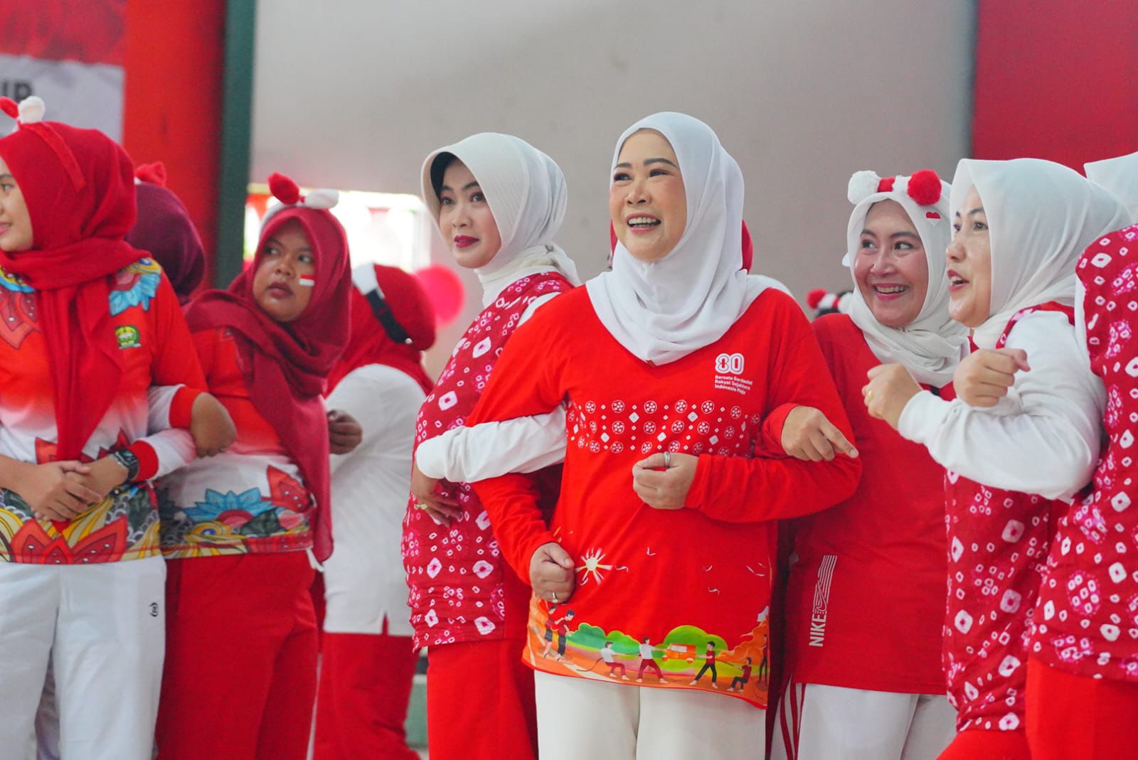 Ketua Tim Penggerak PKK Provinsi Sumsel,Febrita Lustia Herman Deru dan Ketua Persit Kartika Chandra Kirana (KCK) Daerah II/ Sriwijaya, Desi Ujang Darwis, tampak kompak memeriahkan lomba HUT RI ke 80 Tahun 2025.(Foto:J)