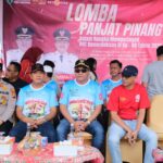 Bupati Muba, H.M Toha saat menyaksikan langsung lomba panjat pohon pinang. (Foto:J)