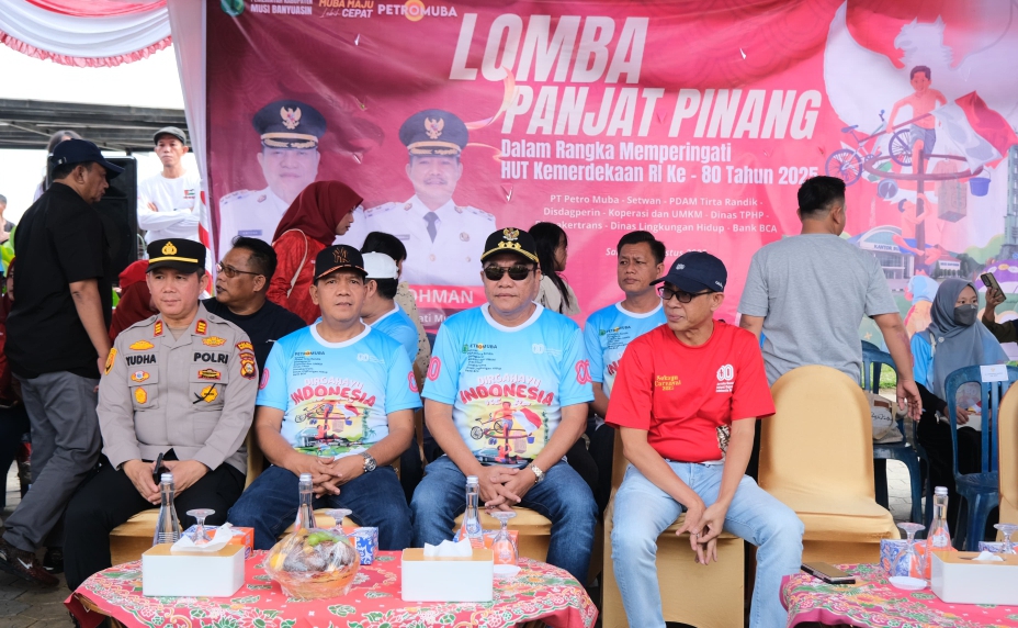 Bupati Muba, H.M Toha saat menyaksikan langsung lomba panjat pohon pinang. (Foto:J)