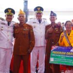 Bupati Muba H.M Toha tengah foto bersama dengan para pejuang LVRI.(Foto:J)