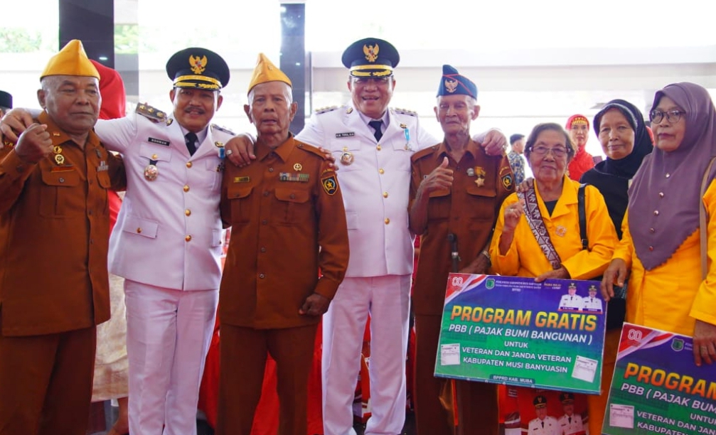 Bupati Muba H.M Toha tengah foto bersama dengan para pejuang LVRI.(Foto:J)