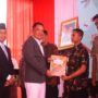 Wagub Sumsel Cik Ujang didampingi Kepala Kanwil Direktorat Jenderal Pemasyarakatan Sumsel, Erwendi Supriyatno, saat menyerahkan remisi kepada Napi dan anak binaan LP.(Foto:J)