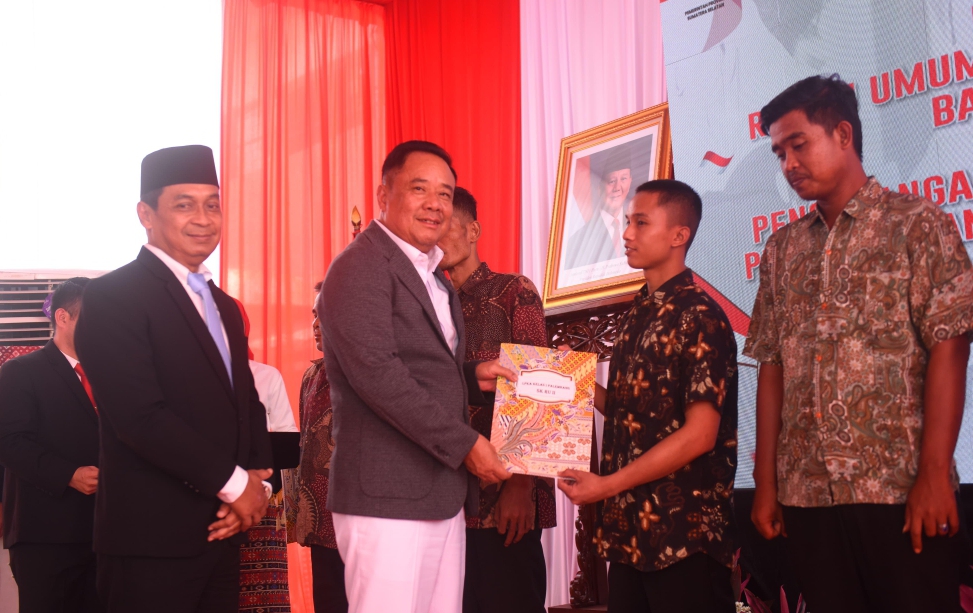 Wagub Sumsel Cik Ujang didampingi Kepala Kanwil Direktorat Jenderal Pemasyarakatan Sumsel, Erwendi Supriyatno, saat menyerahkan remisi kepada Napi dan anak binaan LP.(Foto:J)