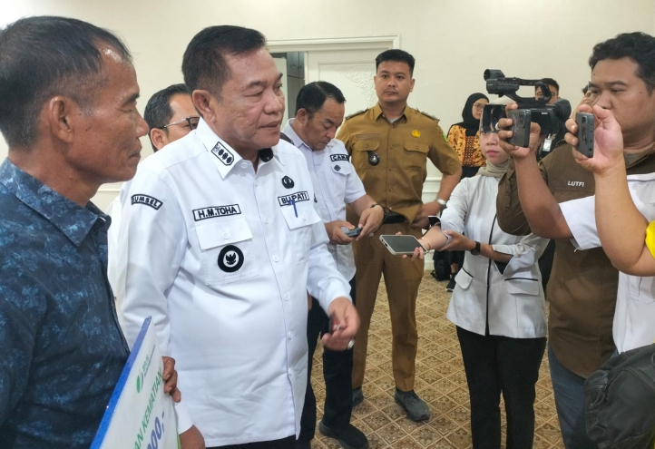 Bupati Muba,H.M Toha, saat memberikan keterangan kepada sejumlah awak media, terkait kasus intimedasi dr Syahpri Putra Wangsa.(Foto:J)