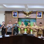 Bupati Muba,H.M Toha tengah foto bersama usai Rakor menindaklanjuti  Permen ESDM Nomor 14 Tahun 2025 tentang kerjasama Pengelolaan Bagian Wilayah Kerja untuk Peningkatan Produksi Minyak dan Gas Bumi, (Foto:J)