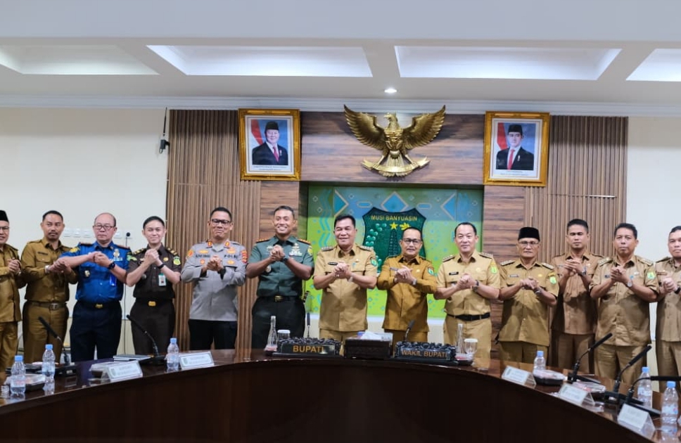 Bupati Muba,H.M Toha tengah foto bersama usai Rakor menindaklanjuti  Permen ESDM Nomor 14 Tahun 2025 tentang kerjasama Pengelolaan Bagian Wilayah Kerja untuk Peningkatan Produksi Minyak dan Gas Bumi, (Foto:J)