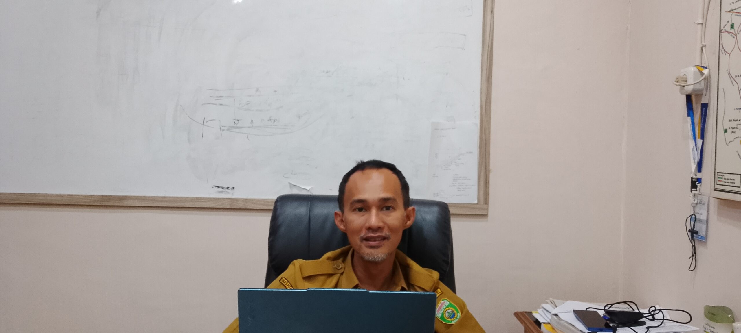 Kepala Bidang (Kabid) Jalan Pekerjaan Umum Bina Marga Provinsi Sumsel, Adripan saat tengah memberikan keterangan kepada awak media.(Foto:J)