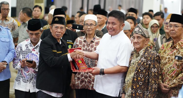Gubernur Sumsel, Herman Deru tengah berfoto bersama keluarga besar pengurus HKPWS Ngabar Cabang Sumsel.(Foto:J)