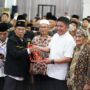 Gubernur Sumsel, Herman Deru tengah berfoto bersama keluarga besar pengurus HKPWS Ngabar Cabang Sumsel.(Foto:J)