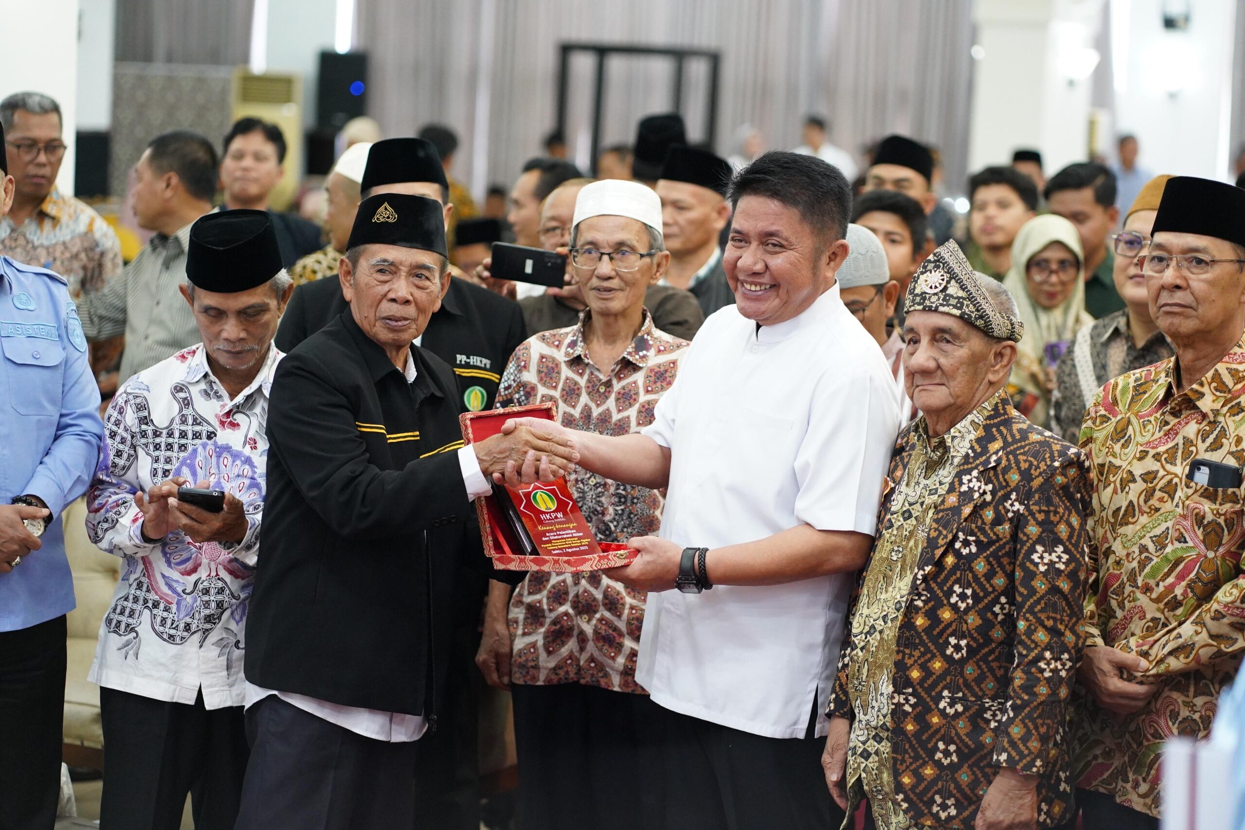 Gubernur Sumsel, Herman Deru tengah berfoto bersama keluarga besar pengurus HKPWS Ngabar Cabang Sumsel.(Foto:J)