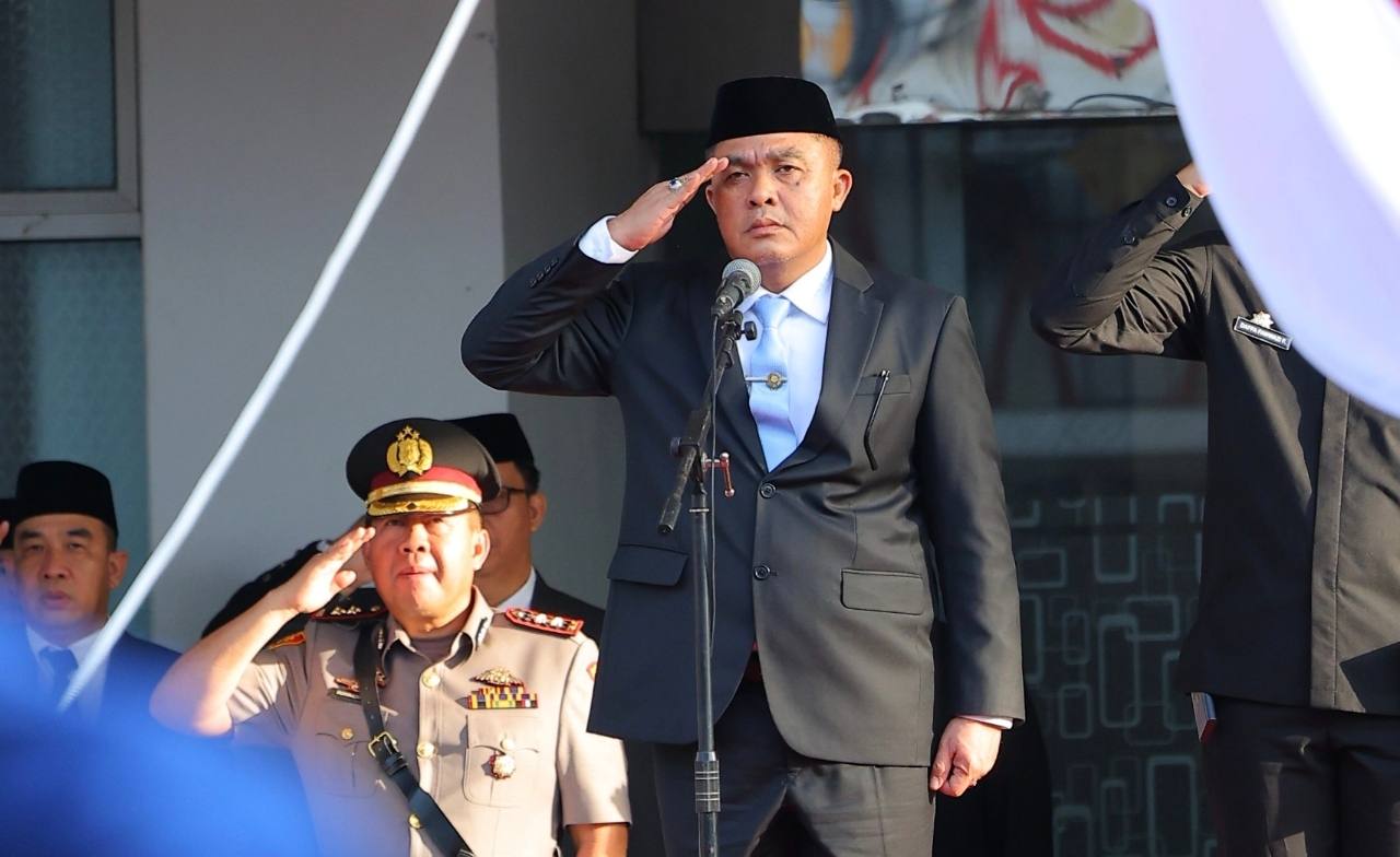 Sekda Aprizal Hasyim memimpin upacara Hardiknas (foto:ma)